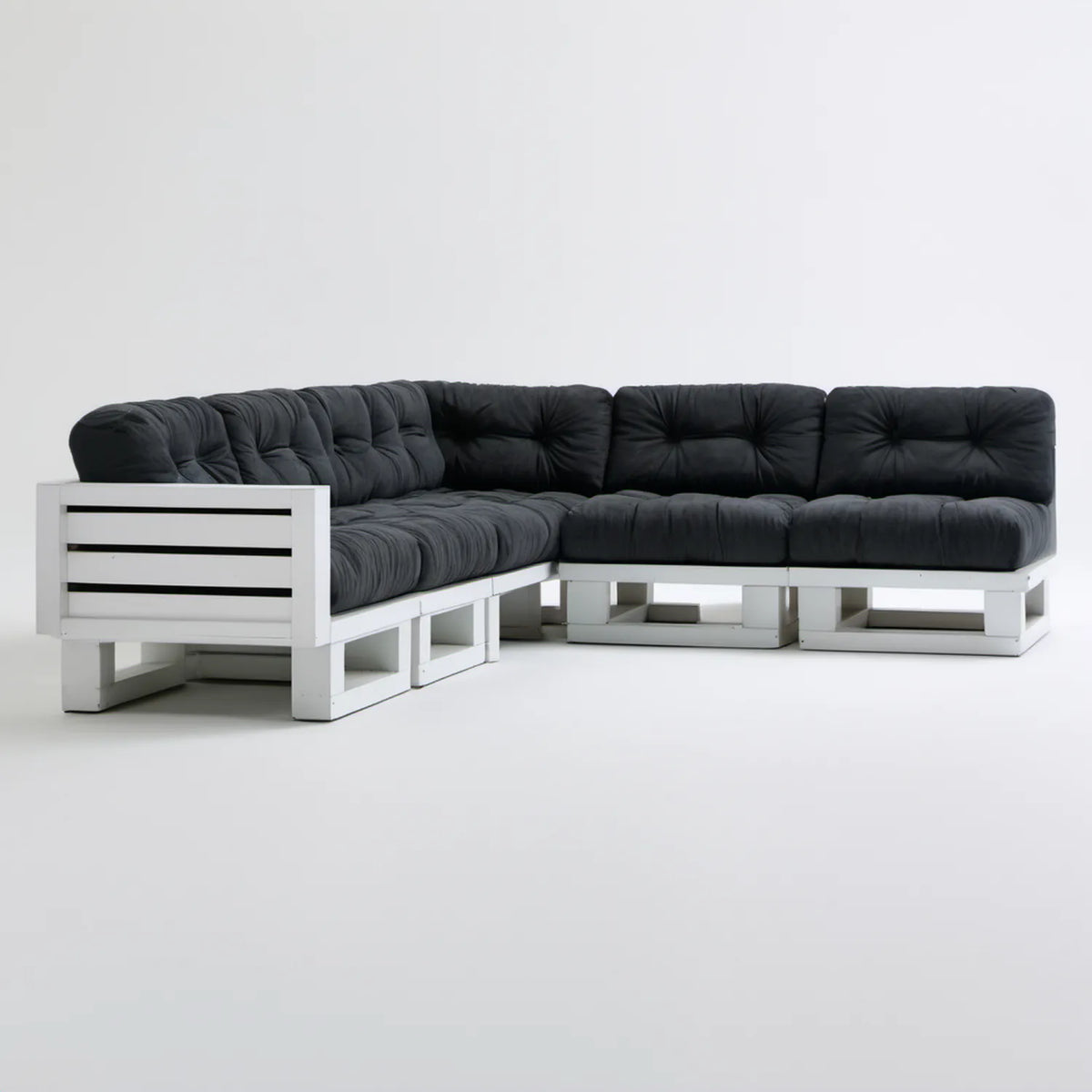Narożna sofa z palet w kształcie L 240 x 160 x 80 cm, biała z czarnymi poduszkami