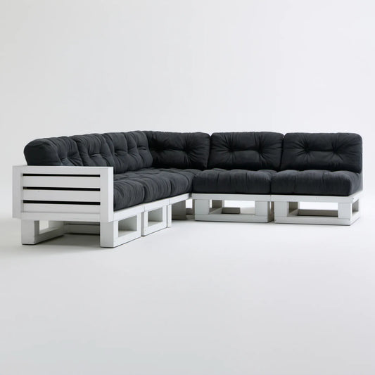 Narożna sofa z palet w kształcie L 240 x 160 x 80 cm, biała z czarnymi poduszkami